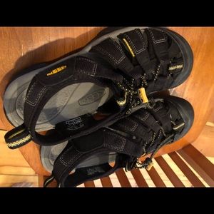 Keens water shoes men’s size 8
